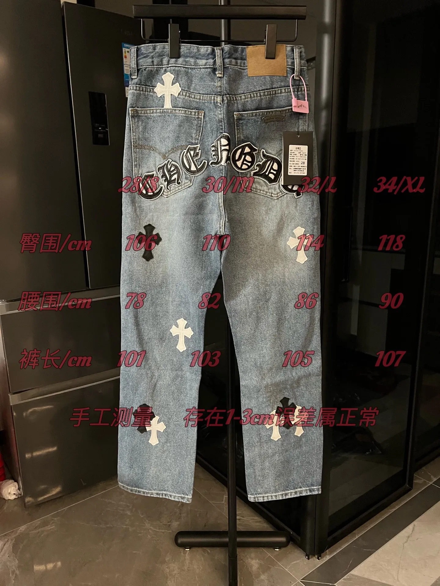 P260 [Next day] Chrome Hearts/Chrome Hearts CH Hong Kong City Limited Series Sanskrit Cross Patch Leather Jeans (Blue) Blue and Black Color - Hong Kong Limited Fashion players, Chrome Hearts Hong Kong City Limited Jeans are now available!  The unique color scheme is like the intertwining of vitality and romance of Hong Kong. The three-dimensional letters between the hips seem to tell the story of the city. The customized hardware, the three-dimensional and thick cross stamens, and the hand-cut leather washers make the details full of luxury.  Handcrafted and made of environmentally friendly materials, comfort and quality coexist. Owning it is not only an outfit, but also a status symbol. Globally limited edition, don’t miss it.  Size: 28 30 32 34 (corresponding to s-xl) Detailed size can be found in Figure 9